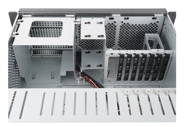 Chieftec UNC-409S-B-OP u 4U rackmount serverbehuizing, SECC staal, 482*480*177.5 mm, 10.57 kg, geschikt voor ATX/micro-ATX, 3*5.25 , 1*3.5 extern, 2*3.5 + 3*2.5 intern, 1*140 mm ventilator, zwart