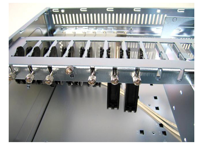 Chieftec UNC-410S-B-U3-OP u 4U rackmount serverbehuizing, SECC staal 1.2mm, 505 x 482,6 x 177,8mm, 14.80 kg, geschikt voor ATX(CEB1.01)/micro-ATX, 3*5.25 , 1*3.5 extern, 4*3.5 intern, 2*90 mm ventilator built in, zwart