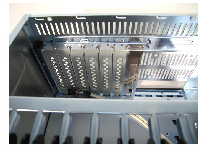 Chieftec UNC-410S-B-U3-OP u 4U rackmount serverbehuizing, SECC staal 1.2mm, 505 x 482,6 x 177,8mm, 14.80 kg, geschikt voor ATX(CEB1.01)/micro-ATX, 3*5.25 , 1*3.5 extern, 4*3.5 intern, 2*90 mm ventilator built in, zwart